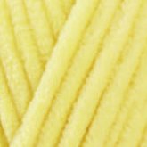 Plüschgarn in sanftem Vanillegelb – heller, warmer Pastellton für freundliche Handarbeitsprojekte, detailreiche Nahaufnahme der samtigen Garnstruktur
