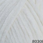 Plüschgarn in weichem Cremeweiß – natürlicher, warmer Weißton für elegante Projekte, detailreiche Nahaufnahme der samtigen Garnstruktur