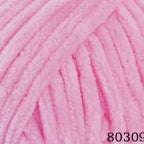 Plüschgarn in hellem Babyrosa – süßer, klassischer Pastellton für zarte Designs, detailreiche Nahaufnahme der samtigen Garnstruktur