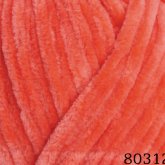 Plüschgarn in warmem Korallenorange – lebendiger Farbton zwischen Orange und Rot für frische Akzente, detailreiche Nahaufnahme der samtigen Garnstruktur
