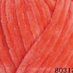 Plüschgarn in warmem Korallenorange – lebendiger Farbton zwischen Orange und Rot für frische Akzente, detailreiche Nahaufnahme der samtigen Garnstruktur