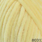 Plüschgarn in zartem Buttergelb – weicher, cremiger Pastellton für freundliche Handarbeitsprojekte, detailreiche Nahaufnahme der samtigen Garnstruktur