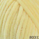 Plüschgarn in zartem Buttergelb – weicher, cremiger Pastellton für freundliche Handarbeitsprojekte, detailreiche Nahaufnahme der samtigen Garnstruktur