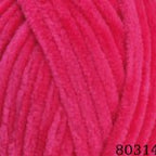 Plüschgarn in kräftigem Himbeerrot – intensiver, fruchtiger Farbton für ausdrucksstarke Designs, detailreiche Nahaufnahme der samtigen Garnstruktur