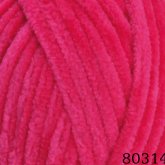 Plüschgarn in kräftigem Himbeerrot – intensiver, fruchtiger Farbton für ausdrucksstarke Designs, detailreiche Nahaufnahme der samtigen Garnstruktur