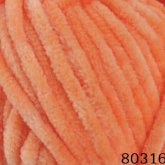 Plüschgarn in sanftem Apricot – warmer, leicht orangefarbener Pastellton für harmonische Projekte, detailreiche Nahaufnahme der samtigen Garnstruktur