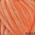 Plüschgarn in sanftem Apricot – warmer, leicht orangefarbener Pastellton für harmonische Projekte, detailreiche Nahaufnahme der samtigen Garnstruktur