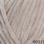 Plüschgarn in natürlichem Sandbeige – ruhiger, erdiger Farbton für zeitlose Designs, detailreiche Nahaufnahme der samtigen Garnstruktur