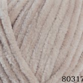 Plüschgarn in natürlichem Sandbeige – ruhiger, erdiger Farbton für zeitlose Designs, detailreiche Nahaufnahme der samtigen Garnstruktur