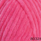 Plüschgarn in leuchtendem Pink – kräftiger, fröhlicher Farbton für auffällige Handarbeiten, detailreiche Nahaufnahme der samtigen Garnstruktur