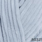 Plüschgarn in hellem Grau – neutraler, vielseitiger Farbton für moderne und schlichte Designs, detailreiche Nahaufnahme der samtigen Garnstruktur