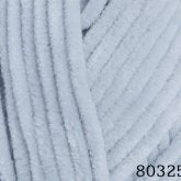 Plüschgarn in hellem Grau – neutraler, vielseitiger Farbton für moderne und schlichte Designs, detailreiche Nahaufnahme der samtigen Garnstruktur