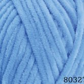 Plüschgarn in hellem Kornblumenblau – freundlicher, klassischer Blauton mit weicher Ausstrahlung, detailreiche Nahaufnahme der samtigen Garnstruktur
