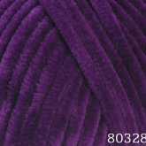 Plüschgarn in kräftigem Violett – tiefer, intensiver Farbton für kreative und markante Projekte, detailreiche Nahaufnahme der samtigen Garnstruktur