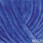 Plüschgarn in strahlendem Royalblau – kräftiger, klarer Blauton für ausdrucksstarke Designs, detailreiche Nahaufnahme der samtigen Garnstruktur