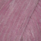 Plüschgarn in sanftem Mauve – edler Roséton mit leicht violettem Unterton, detailreiche Nahaufnahme der samtigen Garnstruktur