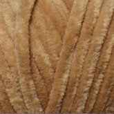 Plüschgarn in warmem Karamellton – goldbrauner Farbton mit weicher, einladender Wirkung, detailreiche Nahaufnahme der samtigen Garnstruktur