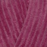 Plüschgarn in Rosenholz – tiefer, gedämpfter Rotton mit eleganter und warmer Ausstrahlung, detailreiche Nahaufnahme der samtigen Garnstruktur