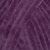Plüschgarn in tiefem Pflaumenton – dunkler Violettton mit luxuriöser und ruhiger Wirkung,detailreiche Nahaufnahme der samtigen Garnstruktur