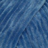Plüschgarn in klassischem Jeansblau – mittlerer Blauton mit lässiger, vielseitiger Ausstrahlung, detailreiche Nahaufnahme der samtigen Garnstruktur