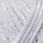 Plüschgarn in klarem Schneeweiß – heller, reiner Farbton für frische und minimalistische Projekte, detailreiche Nahaufnahme der samtigen Garnstruktur