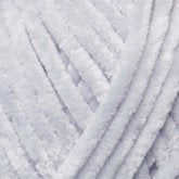 Plüschgarn in klarem Schneeweiß – heller, reiner Farbton für frische und minimalistische Projekte, detailreiche Nahaufnahme der samtigen Garnstruktur