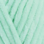 Plüschgarn in zartem Pastellmint – leichter, frischer Grünton für moderne Handarbeitsideen, detailreiche Nahaufnahme der samtigen Garnstruktur