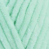 Plüschgarn in zartem Pastellmint – leichter, frischer Grünton für moderne Handarbeitsideen, detailreiche Nahaufnahme der samtigen Garnstruktur