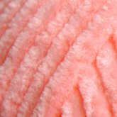 Plüschgarn in sanftem Lachsrosa – warmer Rosaton mit leicht orangener Nuance, detailreiche Nahaufnahme der samtigen Garnstruktur