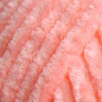 Plüschgarn in sanftem Lachsrosa – warmer Rosaton mit leicht orangener Nuance, detailreiche Nahaufnahme der samtigen Garnstruktur