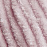 Plüschgarn in Roségrau – dezenter Grauton mit leicht rosigem Unterton für elegante Designs, detailreiche Nahaufnahme der samtigen Garnstruktur