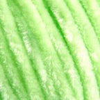 Plüschgarn in leuchtender Neonlimette – auffälliger, frischer Grünton für moderne Akzente, detailreiche Nahaufnahme der samtigen Garnstruktur