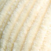 Plüschgarn in weicher Vanillecreme – warmer, heller Farbton für elegante und sanfte Projekte, detailreiche Nahaufnahme der samtigen Garnstruktur