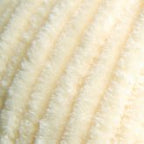 Plüschgarn in weicher Vanillecreme – warmer, heller Farbton für elegante und sanfte Projekte, detailreiche Nahaufnahme der samtigen Garnstruktur