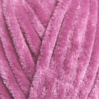 Plüschgarn in Vintage Rosa – gedämpfter Rosaton mit leicht nostalgischer Ausstrahlung, detailreiche Nahaufnahme der samtigen Garnstruktur