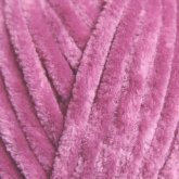 Plüschgarn in Vintage Rosa – gedämpfter Rosaton mit leicht nostalgischer Ausstrahlung, detailreiche Nahaufnahme der samtigen Garnstruktur