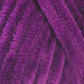 Plüschgarn in kräftigem Amethyst – intensiver Violettton mit edler und kreativer Ausstrahlung, detailreiche Nahaufnahme der samtigen Garnstruktur