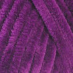 Plüschgarn in kräftigem Amethyst – intensiver Violettton mit edler und kreativer Ausstrahlung, detailreiche Nahaufnahme der samtigen Garnstruktur
