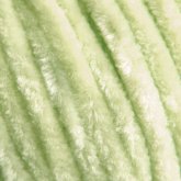 Plüschgarn in hellem Pastellgrün – sanfter, frischer Farbton für leichte und freundliche Designs, detailreiche Nahaufnahme der samtigen Garnstruktur