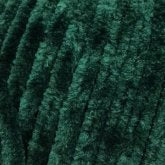 Plüschgarn in dunklem Tannengrün – tiefer, satter Grünton für elegante und naturinspirierte Designs, detailreiche Nahaufnahme der samtigen Garnstruktur
