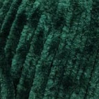 Plüschgarn in dunklem Tannengrün – tiefer, satter Grünton für elegante und naturinspirierte Designs, detailreiche Nahaufnahme der samtigen Garnstruktur