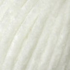 Plüschgarn in weichem Wollweiß – warmer, natürlicher Weißton für zeitlose Handarbeiten, detailreiche Nahaufnahme der samtigen Garnstruktur