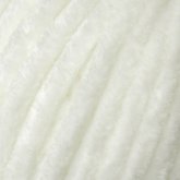 Plüschgarn in weichem Wollweiß – warmer, natürlicher Weißton für zeitlose Handarbeiten, detailreiche Nahaufnahme der samtigen Garnstruktur