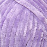 Plüschgarn in zartem Lavendel – sanfter Violettton mit beruhigender und leichter Ausstrahlung, detailreiche Nahaufnahme der samtigen Garnstruktur