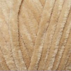 Plüschgarn in hellem Sandton – warmer, natürlicher Beige-Ton für dezente und harmonische Designs, detailreiche Nahaufnahme der samtigen Garnstruktur