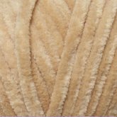 Plüschgarn in hellem Sandton – warmer, natürlicher Beige-Ton für dezente und harmonische Designs, detailreiche Nahaufnahme der samtigen Garnstruktur