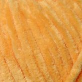Plüschgarn in warmem Honiggelb – goldener Gelbton mit freundlicher und einladender Ausstrahlung, detailreiche Nahaufnahme der samtigen Garnstruktur