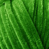 Plüschgarn in kräftigem Grasgrün – lebendiger, natürlicher Grünton für frische und ausdrucksstarke Projekte, detailreiche Nahaufnahme der samtigen Garnstruktur
