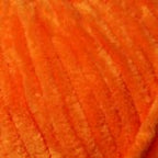 Plüschgarn in strahlendem Orange – intensiver, warmer Farbton für auffällige und kreative Designs, detailreiche Nahaufnahme der samtigen Garnstruktur