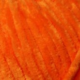 Plüschgarn in strahlendem Orange – intensiver, warmer Farbton für auffällige und kreative Designs, detailreiche Nahaufnahme der samtigen Garnstruktur
